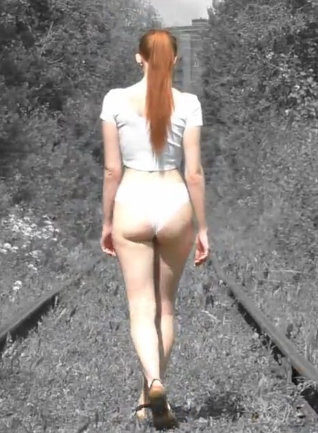 Секс с рыжей девушкой на железной дороге с окончанием на лицо